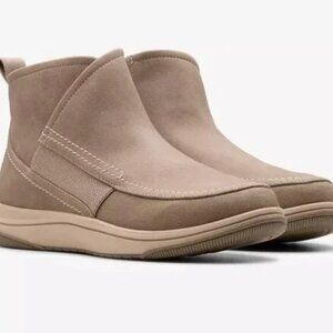 NEW Clarks Cloudsteppers Ankle Boots, Booties 8.5 Taupe, Comfort Slip On